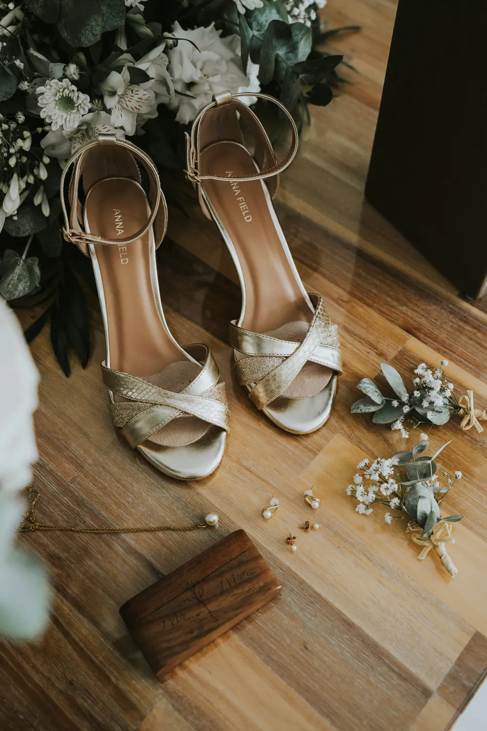 Chaussures, bouquet et bijoux de la mariée